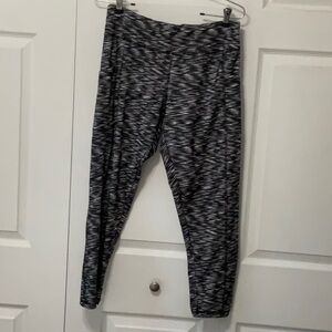 take A walk Women’s Cropped Leggings, Large, Black & White print, like new
